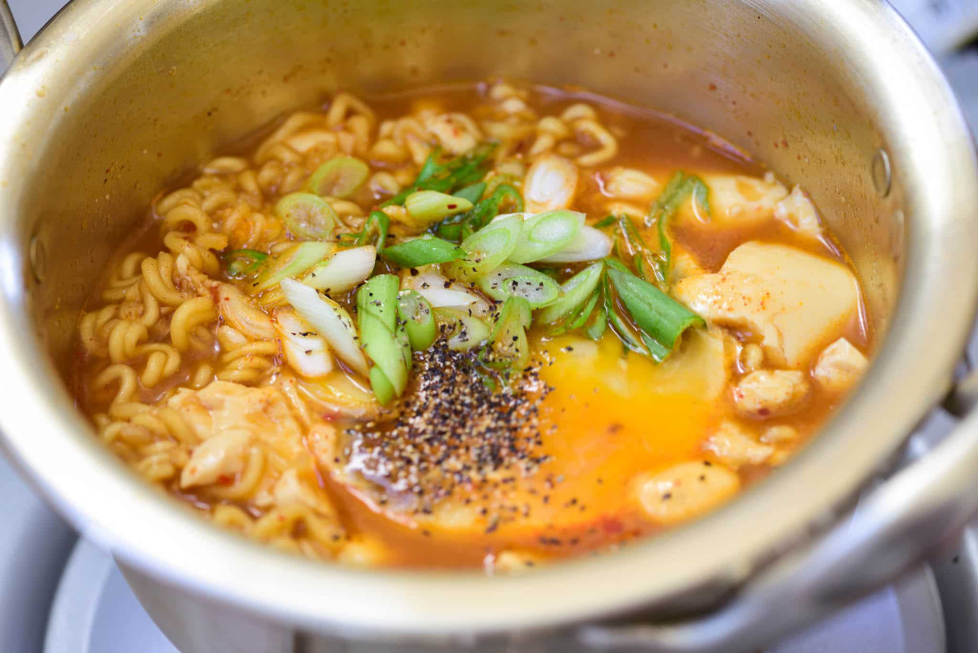 Mách cách nấu mì tôm chuẩn vị Hàn Quốc, thơm ngon "nuốt lưỡi"