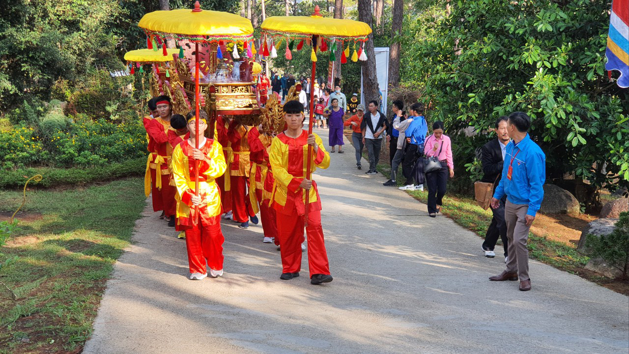 Lâm Đồng: Hàng ngàn người tham gia lễ Giỗ Tổ Hùng Vương trên núi Phượng Hoàng - Ảnh 2.