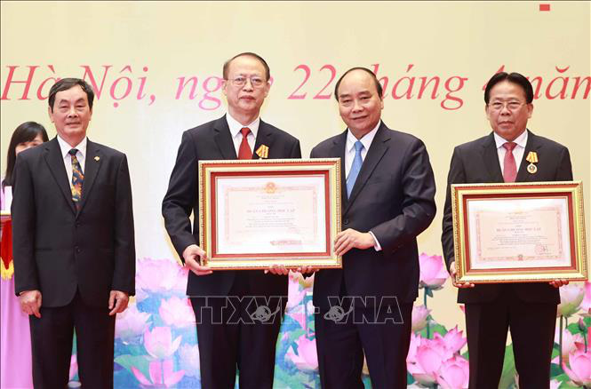 Chủ tịch nước Nguyễn Xuân Phúc trao tặng danh hiệu cao quý cho các nhà khoa học - Ảnh 4.