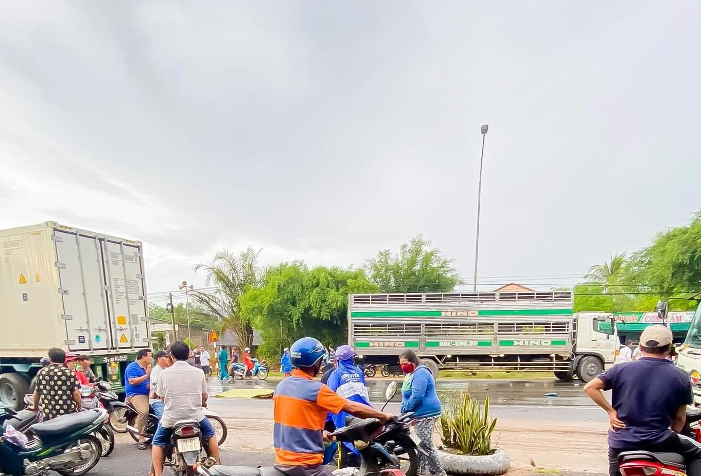 Kinh hoàng xe tải tông trực diện 2 xe máy, 2 người chết thương tâm - Ảnh 2.