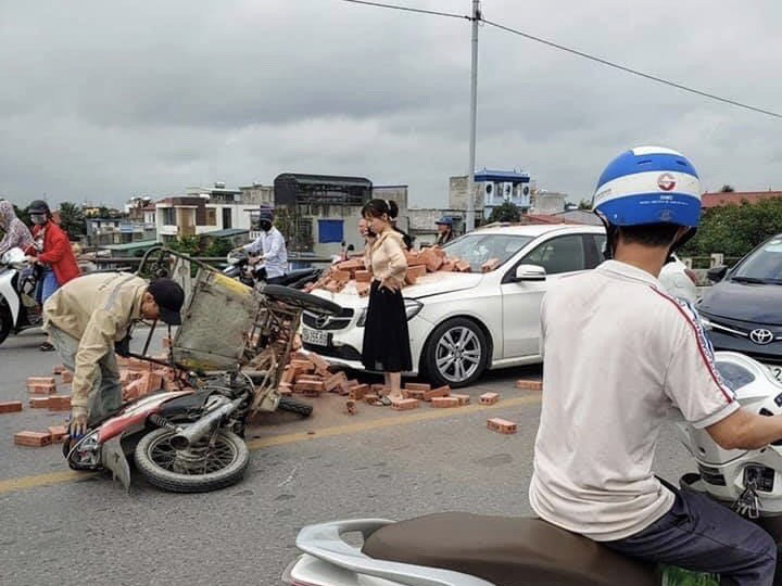 Bị xích lô chở gạch tông trúng, nữ tài xế Mercedes ứng xử bất ngờ - Ảnh 2.