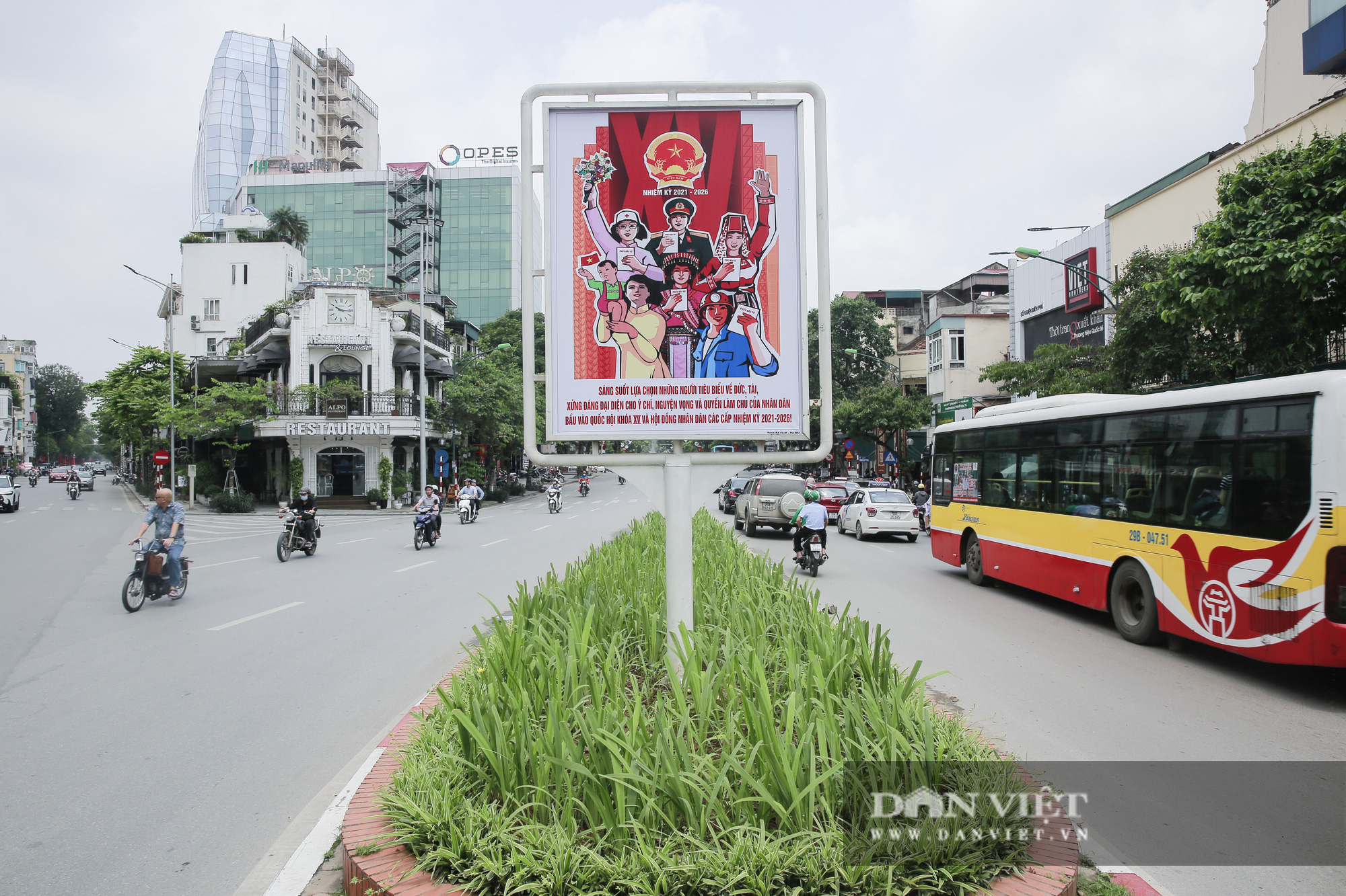 Đường phố Hà Nội trang hoàng rực rỡ trước ngày bầu cử - Ảnh 4.