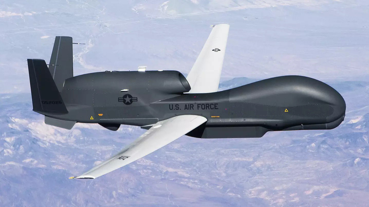 Mỹ tung &quot;diều hâu&quot; Global Hawk áp sát thám thính Crimea - Ảnh 1.