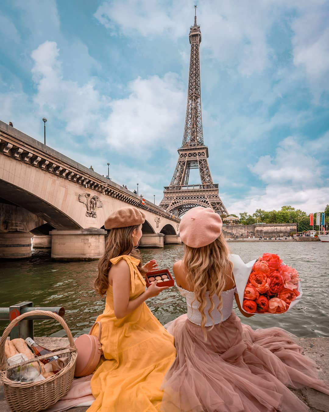 Sửng sốt với tiểu Paris “sao y bản chính” của Trung Quốc: Vẻ ngoài giống nhau đến kinh ngạc nhưng liệu có so được với bản gốc? - Ảnh 1.