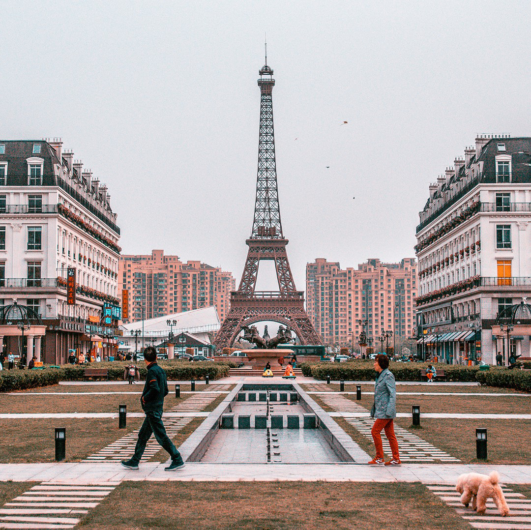 Sửng sốt với tiểu Paris “sao y bản chính” của Trung Quốc: Vẻ ngoài giống nhau đến kinh ngạc nhưng liệu có so được với bản gốc? - Ảnh 2.