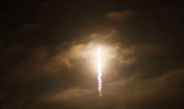 SpaceX phóng thành công tên lửa &quot;tái chế&quot; đưa các phi hành gia lên Trạm Vũ trụ - Ảnh 1.