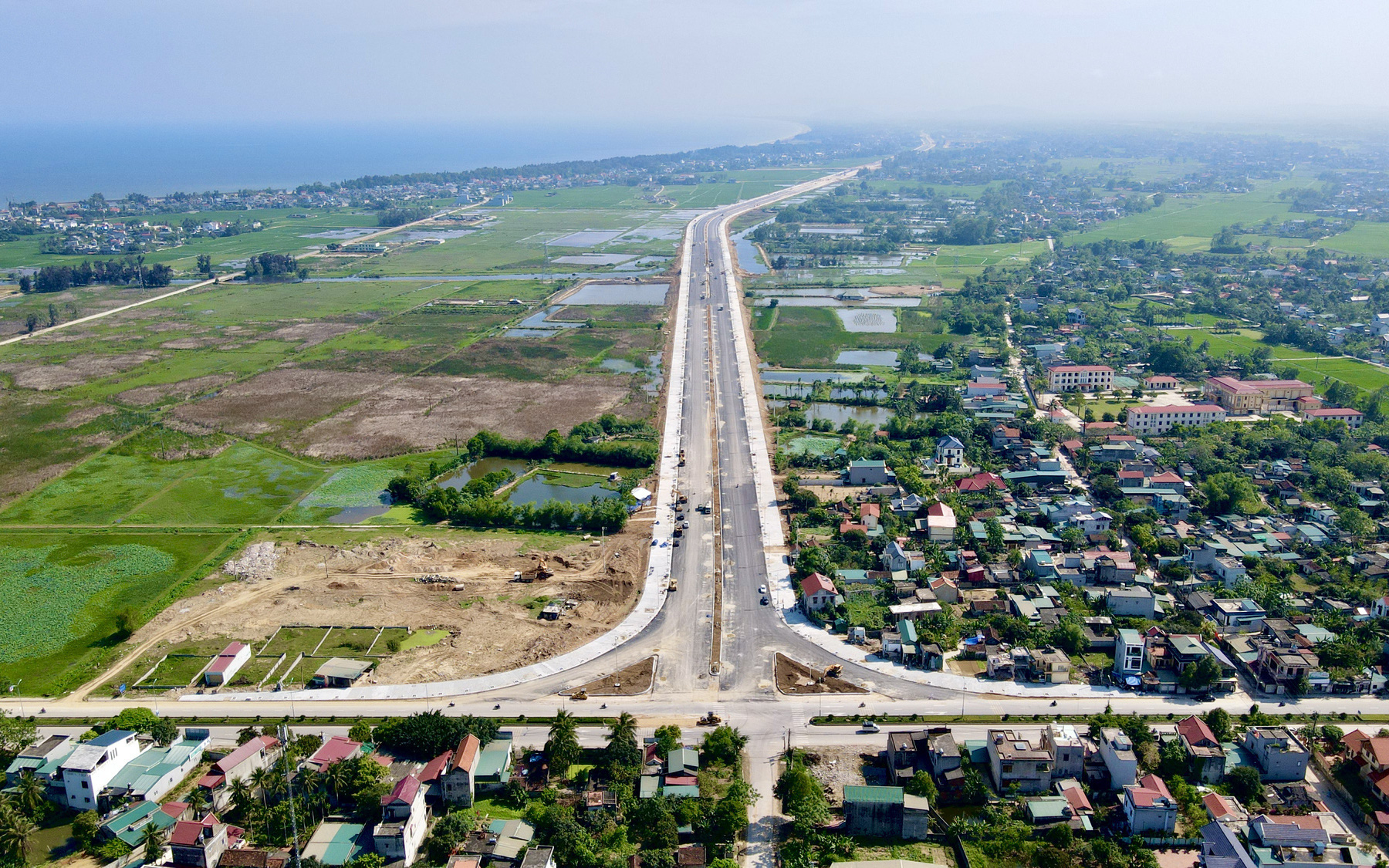 Cận cảnh tuyến đường ven biển hơn 1.400 tỷ ở Sầm Sơn đang gấp rút hoàn thiện
