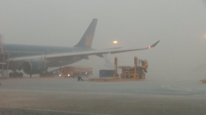 Sân bay Tân Sơn Nhất bị sét đánh hỏng đường băng - Ảnh 1.