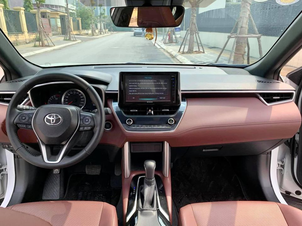 Toyota Corolla Cross màu trắng ngọc trai: Toyota Corolla Cross màu trắng ngọc trai - một màu sắc siêu tinh tế và sang trọng cho chiếc xe này. Hãy ngắm nhìn chiếc xe này và cảm nhận vẻ đẹp đặc biệt mà màu trắng ngọc trai mang lại.