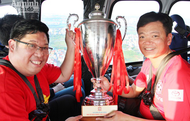 Tân Chủ tịch CLB Hải Phòng Văn Trần Hoàn (phải) từng trao Cúp cho đội nhà dù chỉ về nhì V.League 2016.