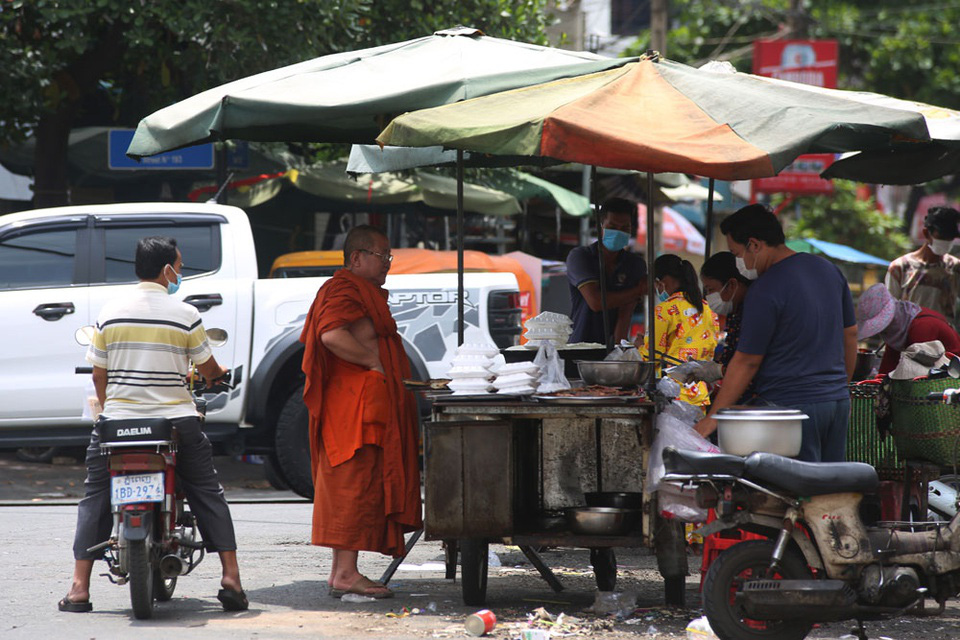 Cảnh chợ hiu hắt những ngày phong tỏa ở Phnom Penh - Ảnh 9.