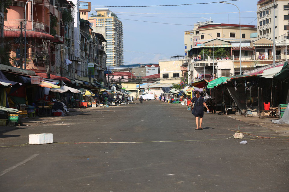 Cảnh chợ hiu hắt những ngày phong tỏa ở Phnom Penh - Ảnh 3.