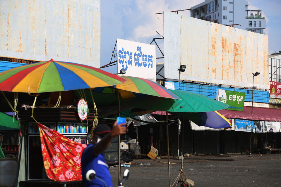 Cảnh chợ hiu hắt những ngày phong tỏa ở Phnom Penh - Ảnh 5.