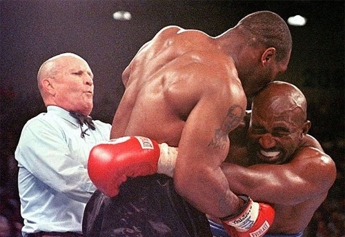 Mike Tyson cắn tai Evander Holyfield: &quot;Vết nhơ&quot; khiến quyền anh đi xuống - Ảnh 1.