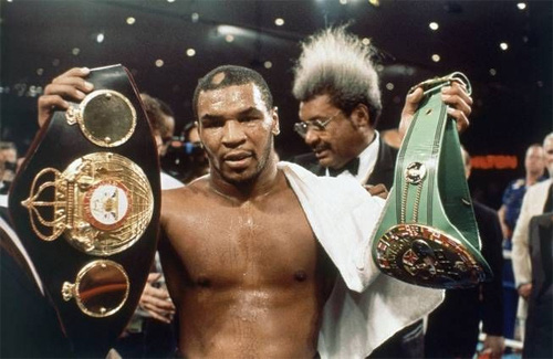 Mike Tyson cắn tai Evander Holyfield: &quot;Vết nhơ&quot; khiến quyền anh đi xuống - Ảnh 2.