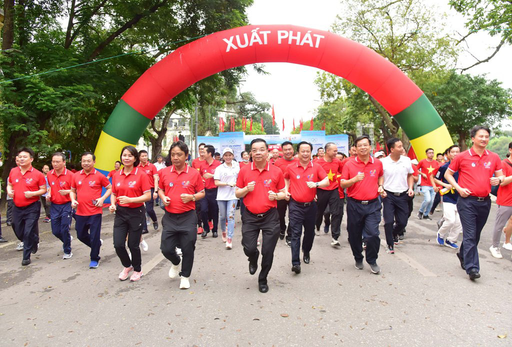 Chủ tịch Hà Nội Chu Ngọc Anh tham gia chạy bộ quanh Hồ Gươm  - Ảnh 3.