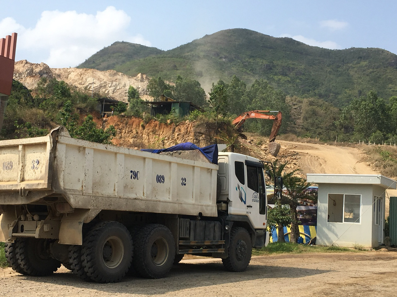 Khánh Hòa: Chủ tịch tỉnh chỉ đạo dừng việc nổ mìn của dự án Haborizon Nha Trang - Ảnh 3.