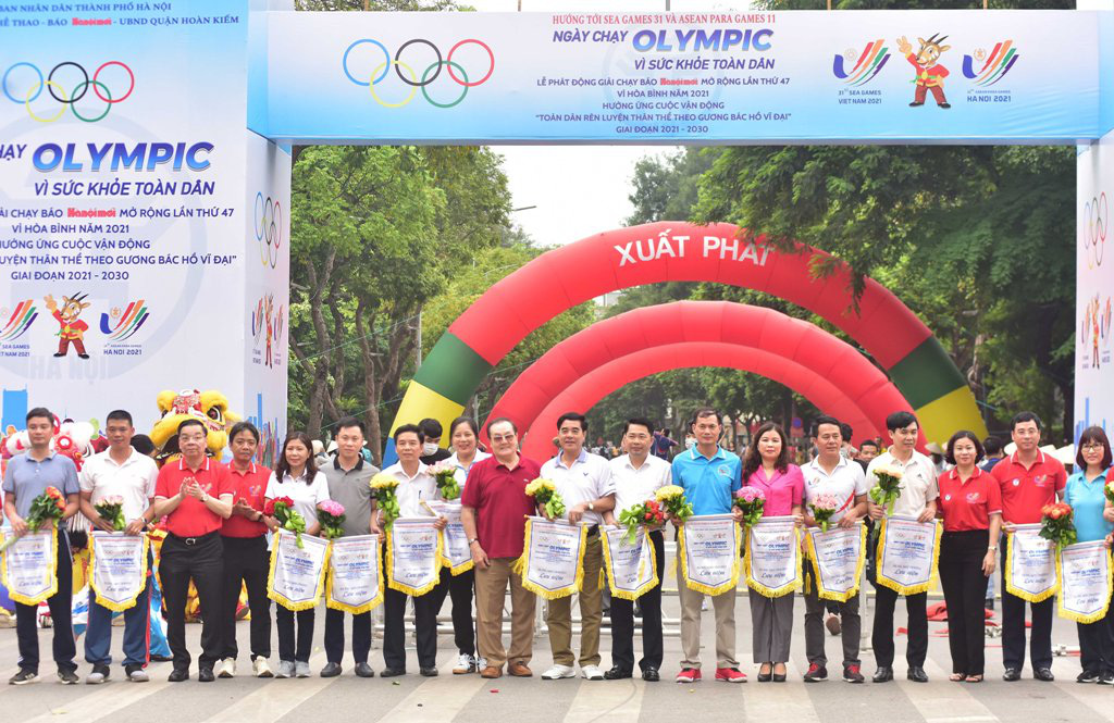 NSND Công Lý tươi rói trong Ngày chạy Olympic vì sức khỏe toàn dân - Ảnh 2.