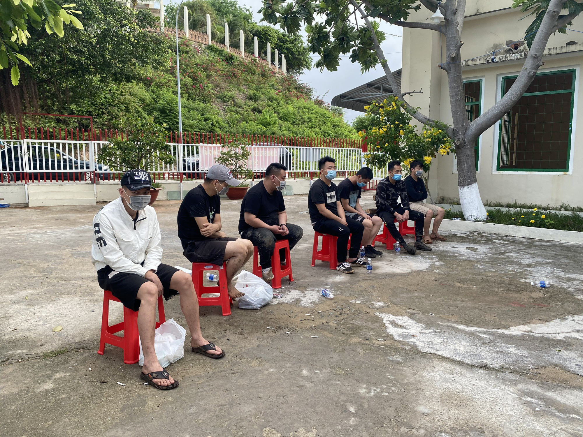 Kiên Giang: Liên tiếp bắt giữ 13 người Trung Quốc xuất cảnh trái phép sang Campuchia - Ảnh 1.