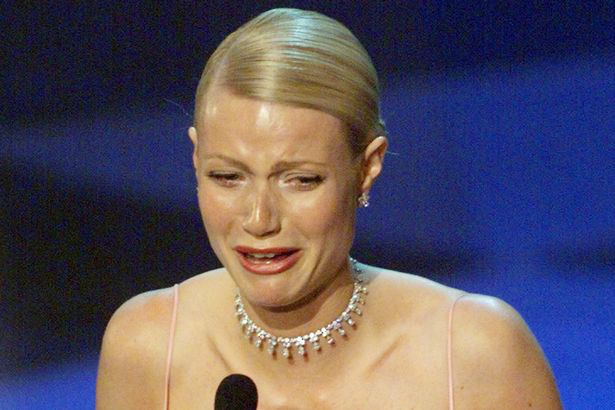 Angelina Jolie hôn anh trai và những khoảnh khắc khó xử ở Oscar - Ảnh 3.