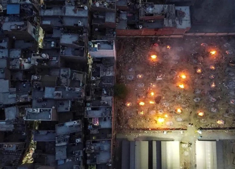 Video: Hỏa thiêu tập thể, Covid đang biến Ấn Độ trở thành “địa ngục trần gian” - Ảnh 2.