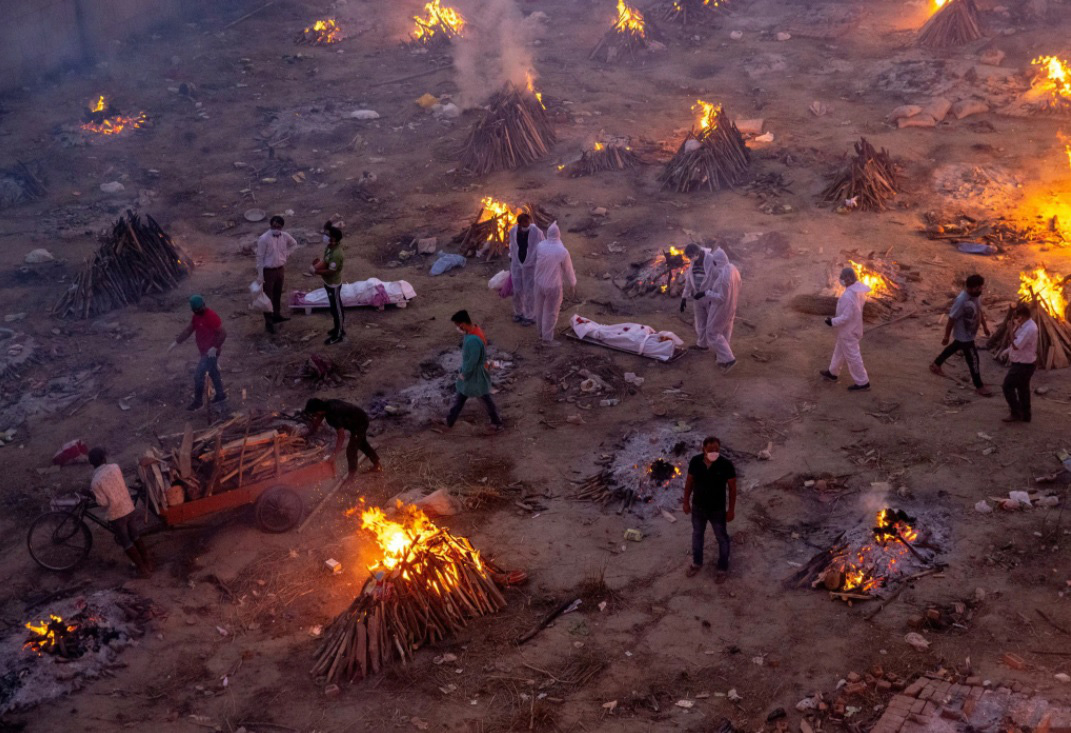 Video: Hỏa thiêu tập thể, Covid đang biến Ấn Độ trở thành “địa ngục trần gian” - Ảnh 3.