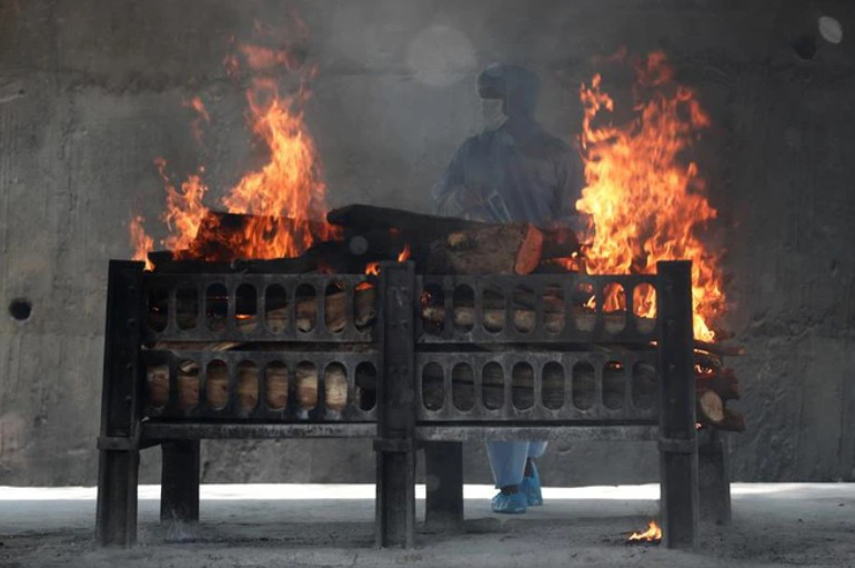 Video: Hỏa thiêu tập thể, Covid đang biến Ấn Độ trở thành “địa ngục trần gian” - Ảnh 10.