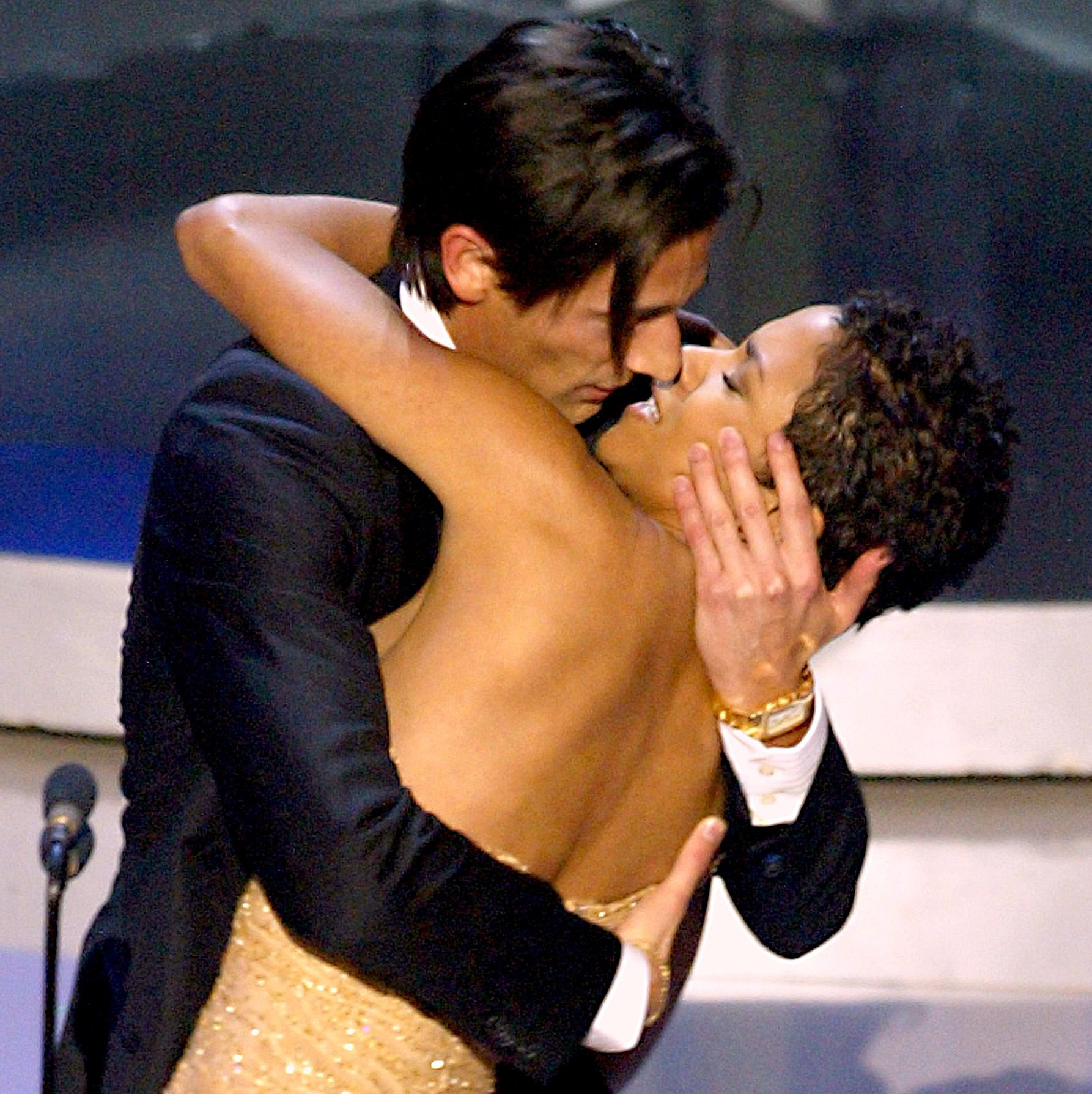 Angelina Jolie hôn anh trai và những khoảnh khắc khó xử ở Oscar - Ảnh 5.