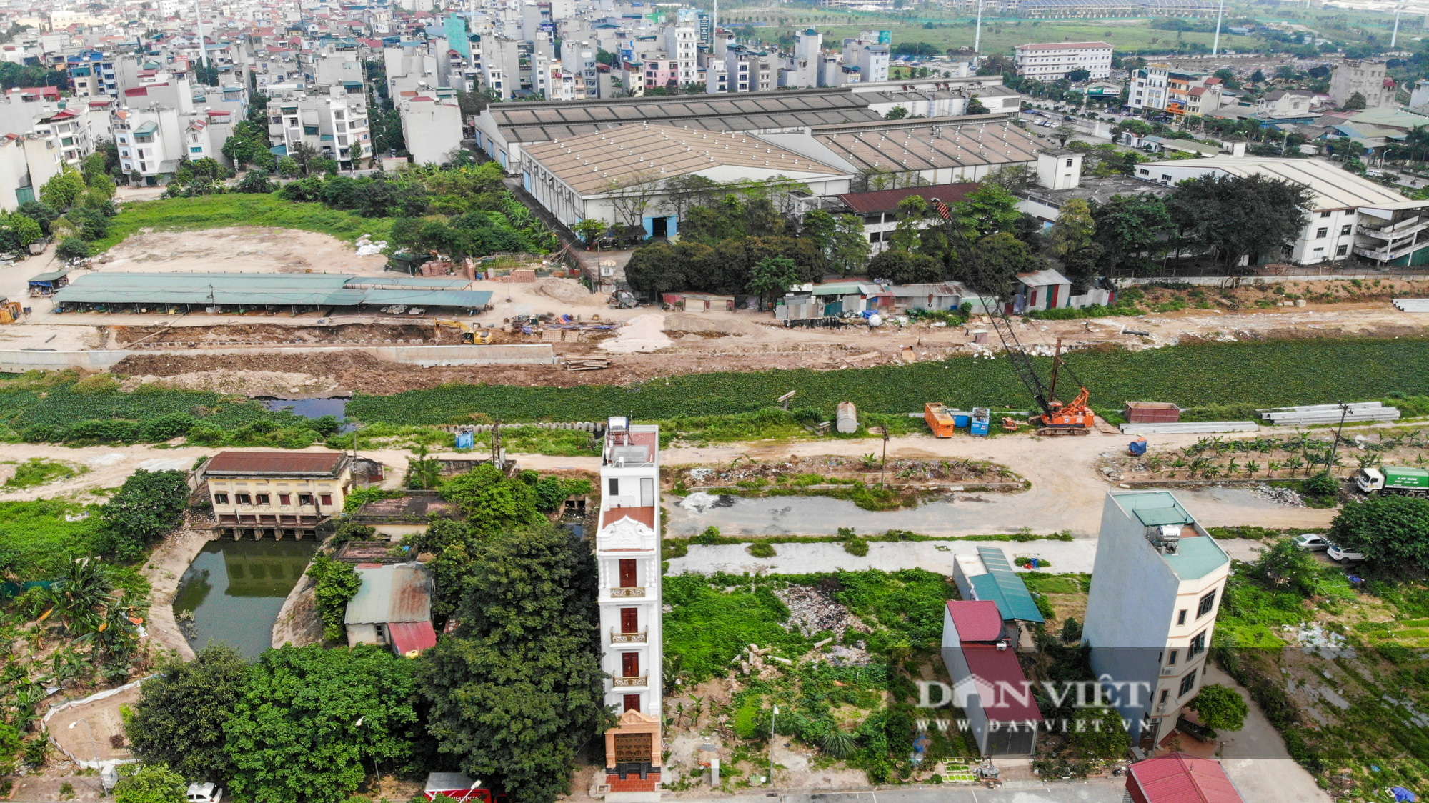 Nhà dân xuất hiện nhiều vết nứt, trường mầm non phải &quot;chống nạng&quot; vì thi công kênh La Khê - Ảnh 1.