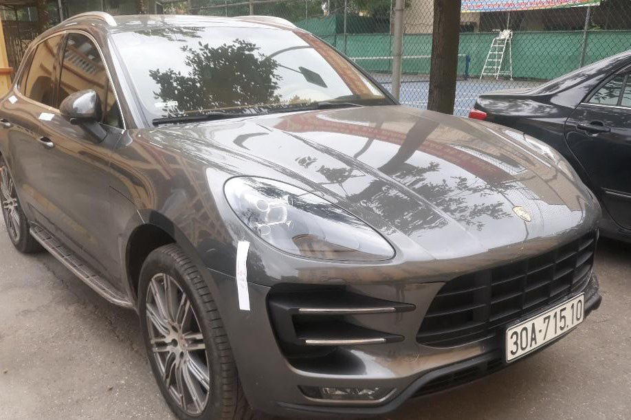 Vụ 2 xe Porsche trùng biển số: Hình ảnh tài xế xe đeo biển giả từ thông báo truy tìm của công an - Ảnh 2.