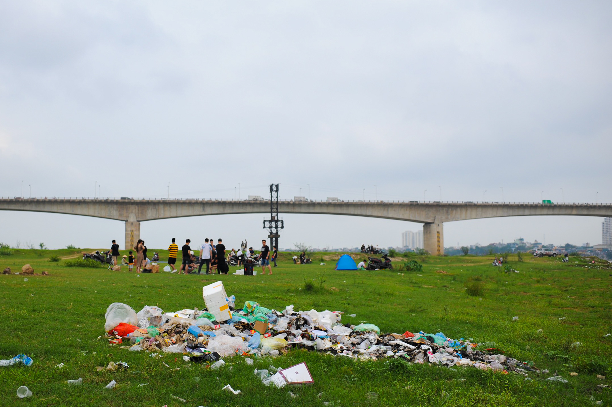 Bãi giữa sông Hồng ngập ngụa rác vì dân cắm trại vô ý thức - Ảnh 5.