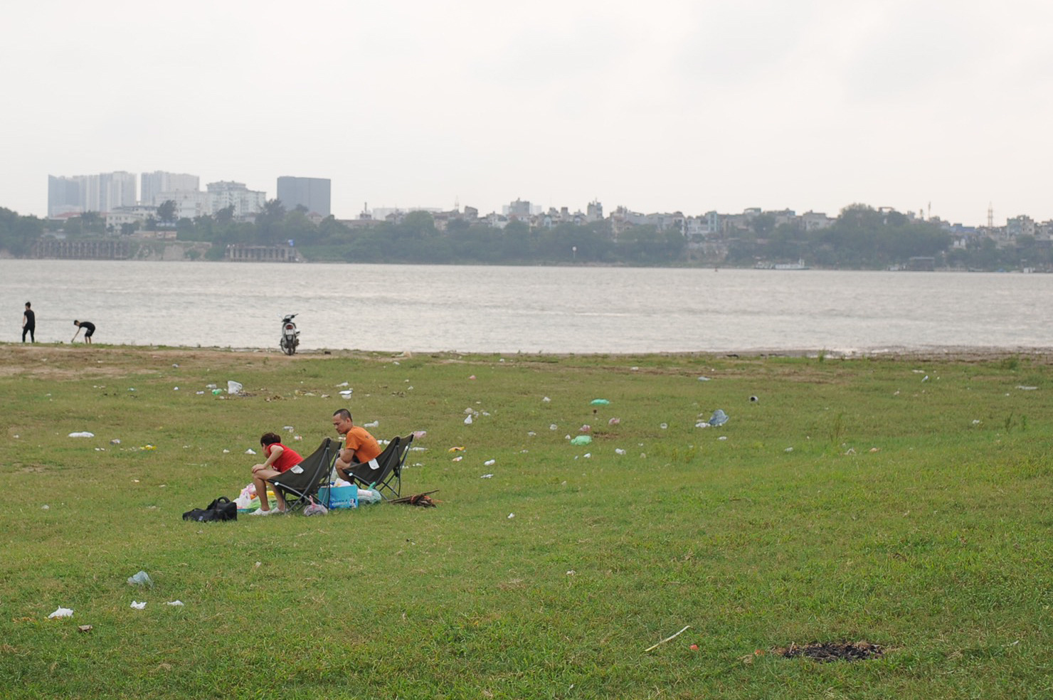 Bãi giữa sông Hồng ngập ngụa rác vì dân cắm trại vô ý thức - Ảnh 7.