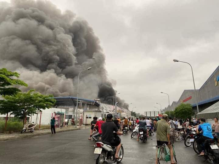 Cháy lớn tại một công ty trong khu công nghiệp ở Hải Dương - Ảnh 1.
