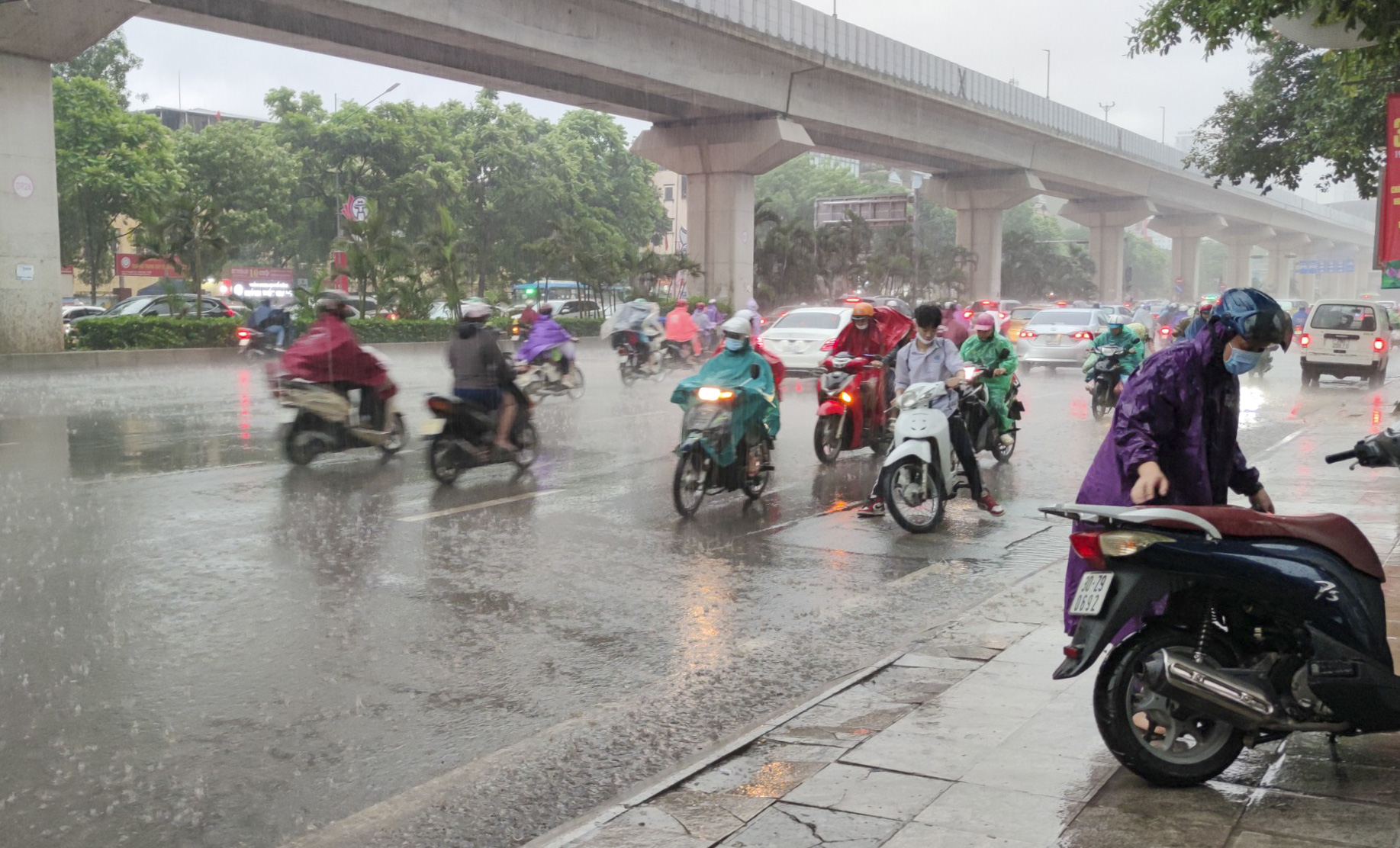 Sáng thứ 2 đầu tuần, hàng loạt tuyến đường tại Hà Nội tắc nghẽn - Ảnh 9.