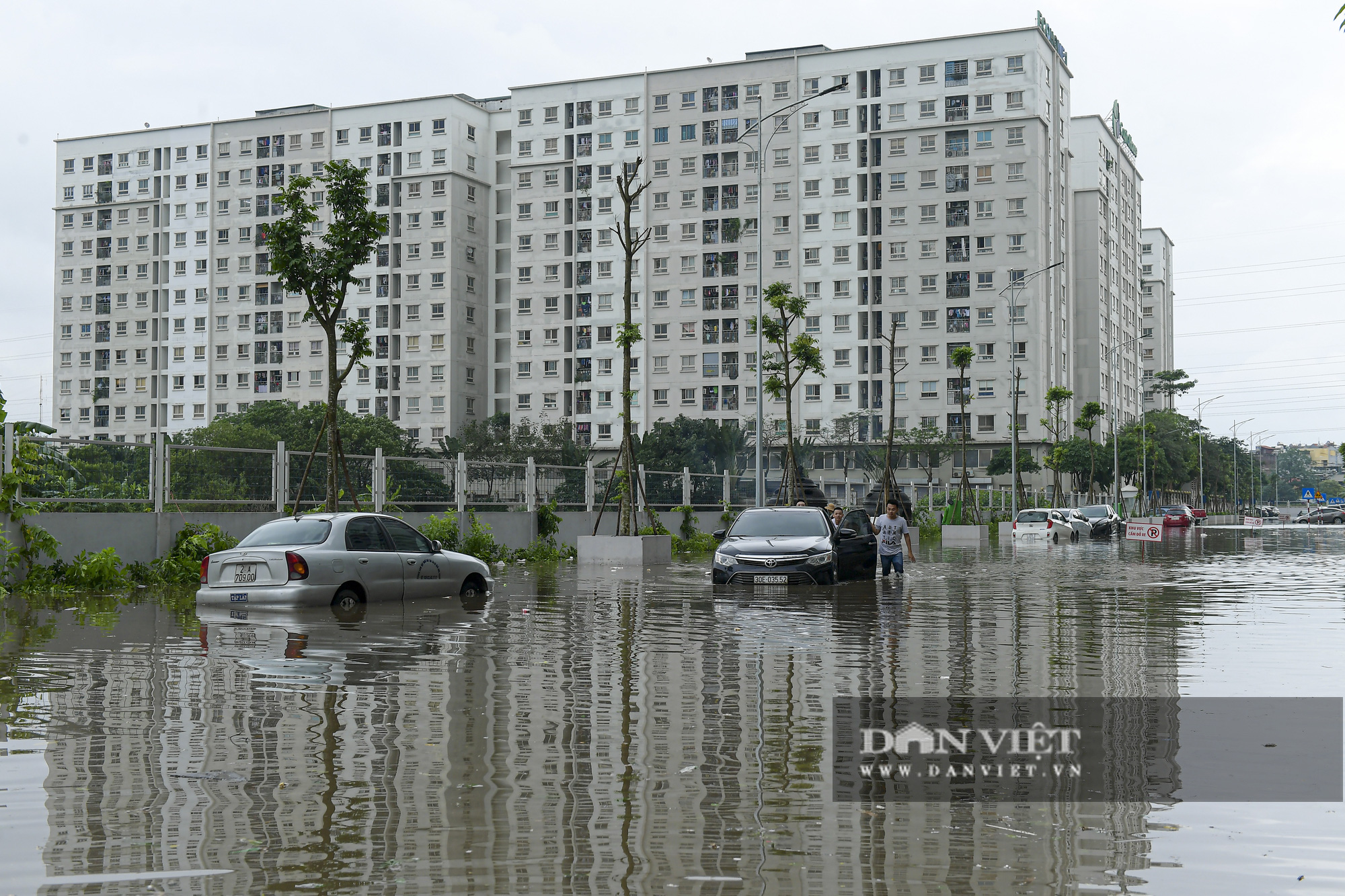 Hàng dài ô tô &quot;chôn chân&quot; trong biển nước sau cơn mưa lớn ở Hà Nội - Ảnh 1.