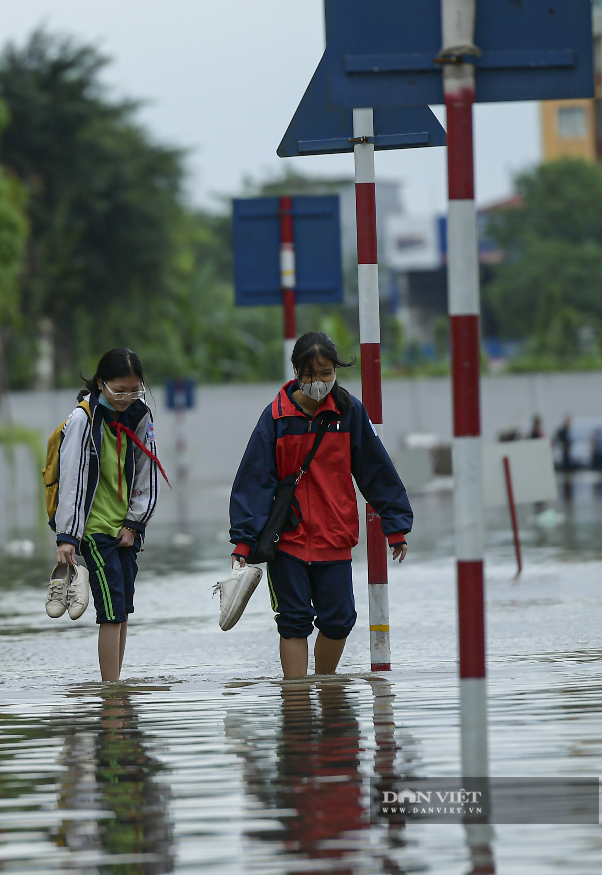 Hàng dài ô tô &quot;chôn chân&quot; trong biển nước sau cơn mưa lớn ở Hà Nội - Ảnh 8.