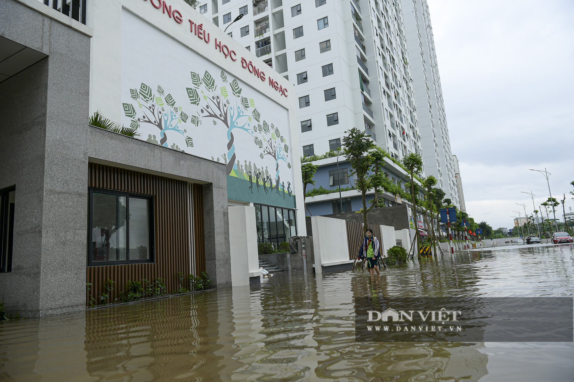 Hàng dài ô tô &quot;chôn chân&quot; trong biển nước sau cơn mưa lớn ở Hà Nội - Ảnh 9.