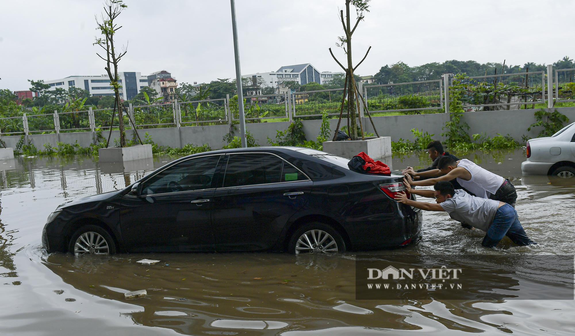 Hàng dài ô tô &quot;chôn chân&quot; trong biển nước sau cơn mưa lớn ở Hà Nội - Ảnh 4.