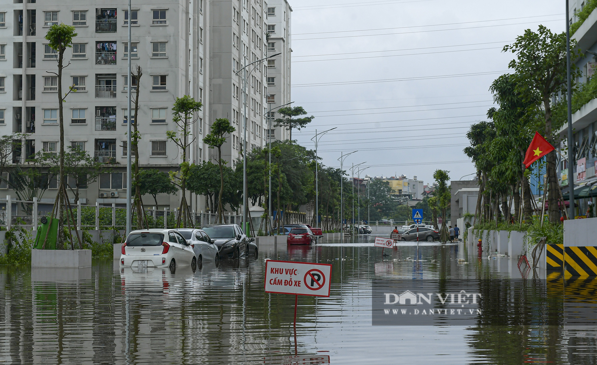 Hàng dài ô tô &quot;chôn chân&quot; trong biển nước sau cơn mưa lớn ở Hà Nội - Ảnh 5.