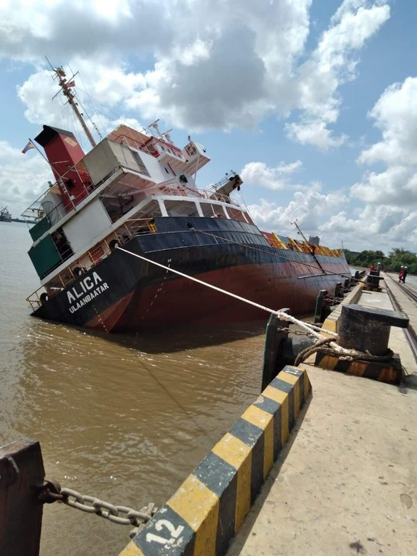 TPHCM: Đang trục với 18 thùng container rơi xuống sông vì tàu hàng Alica lật nghiêng - Ảnh 2.