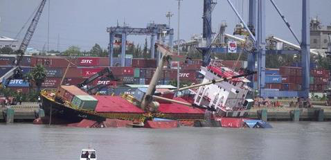 TPHCM: Đang trục với 18 thùng container rơi xuống sông vì tàu hàng Alica lật nghiêng - Ảnh 3.