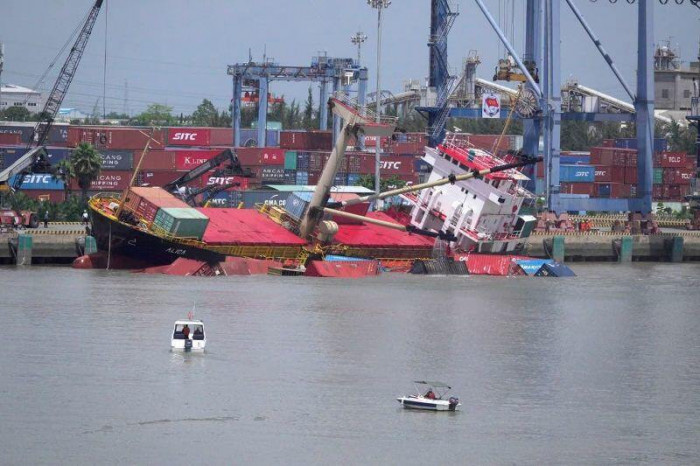 Thông tin mới nhất về vụ tàu Alica lật nghiêng làm rơi 18 container xuống sông - Ảnh 1.