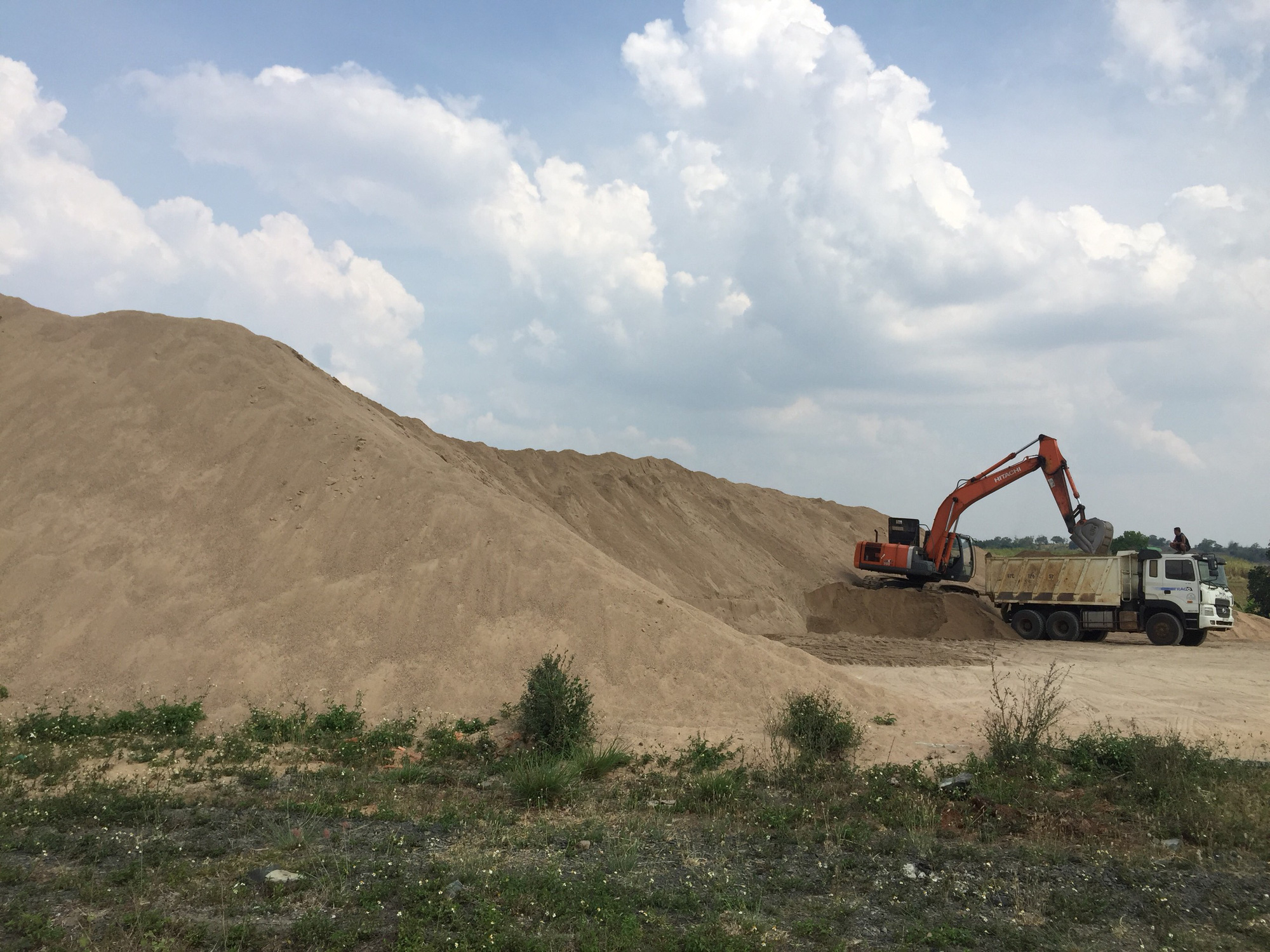 Đề nghị kiểm tra, làm rõ vụ bãi cát trái phép khổng lồ tồn tại suốt 2 năm - Ảnh 1.
