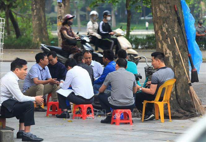 Nhiều người vẫn chủ quan, lơ là việc đeo khẩu trang nơi công cộng - Ảnh 3.