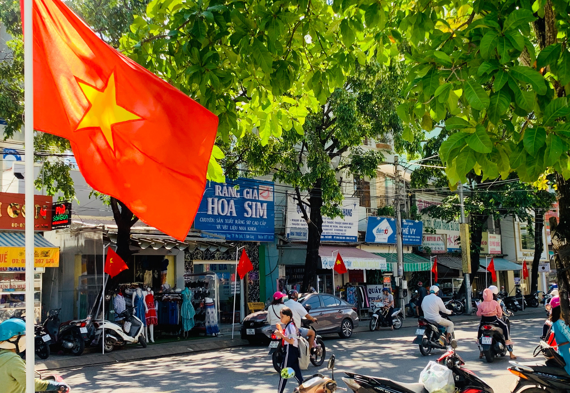Đảo ngọc Phú Quốc rực sắc đỏ chào mừng cuộc bầu cử Đại biểu Quốc hội và HĐND - Ảnh 12.