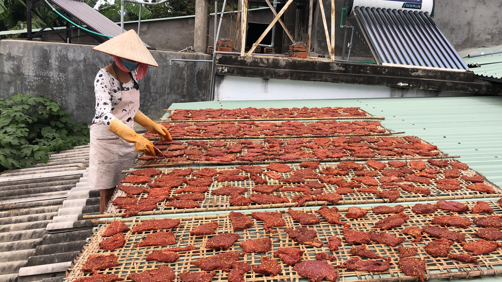 Theo chân người dân làm đặc sản trên vùng chảo lửa - Ảnh 1.