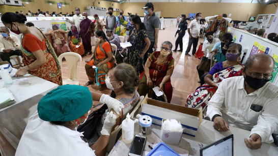 Số ca nhiễm mới COVID-19 tại Ấn Độ tăng lên mức 300.000 người mỗi ngày, chính phủ kêu gọi quân đội giúp đỡ - Ảnh 1.