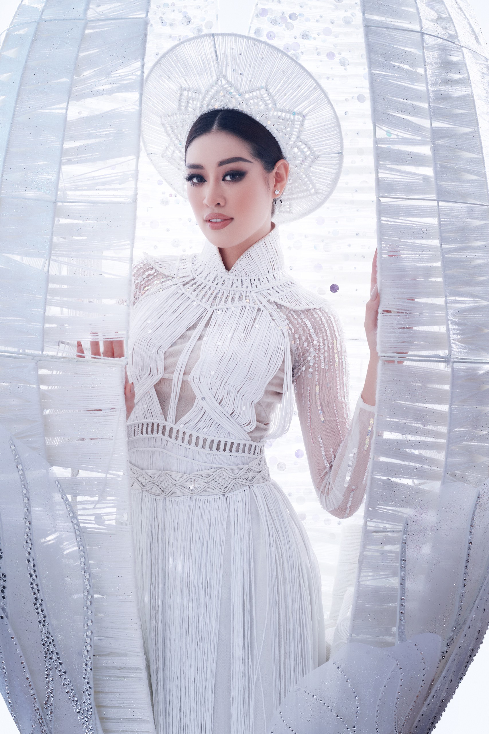 Hoa hậu Khánh Vân trình diễn trang phục dân tộc &quot;Kén em&quot;, sẵn sàng sang Mỹ thi Miss Universe - Ảnh 1.