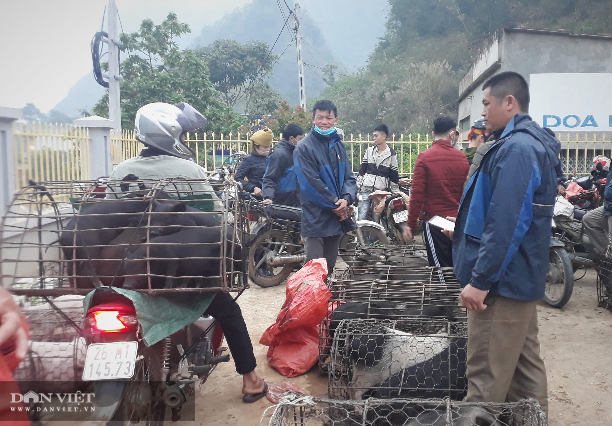 Đi chợ phiên Muổi Nọi &quot;săn&quot; thứ lợn đặc sản bé tý, côn trùng và rau rừng - Ảnh 2.