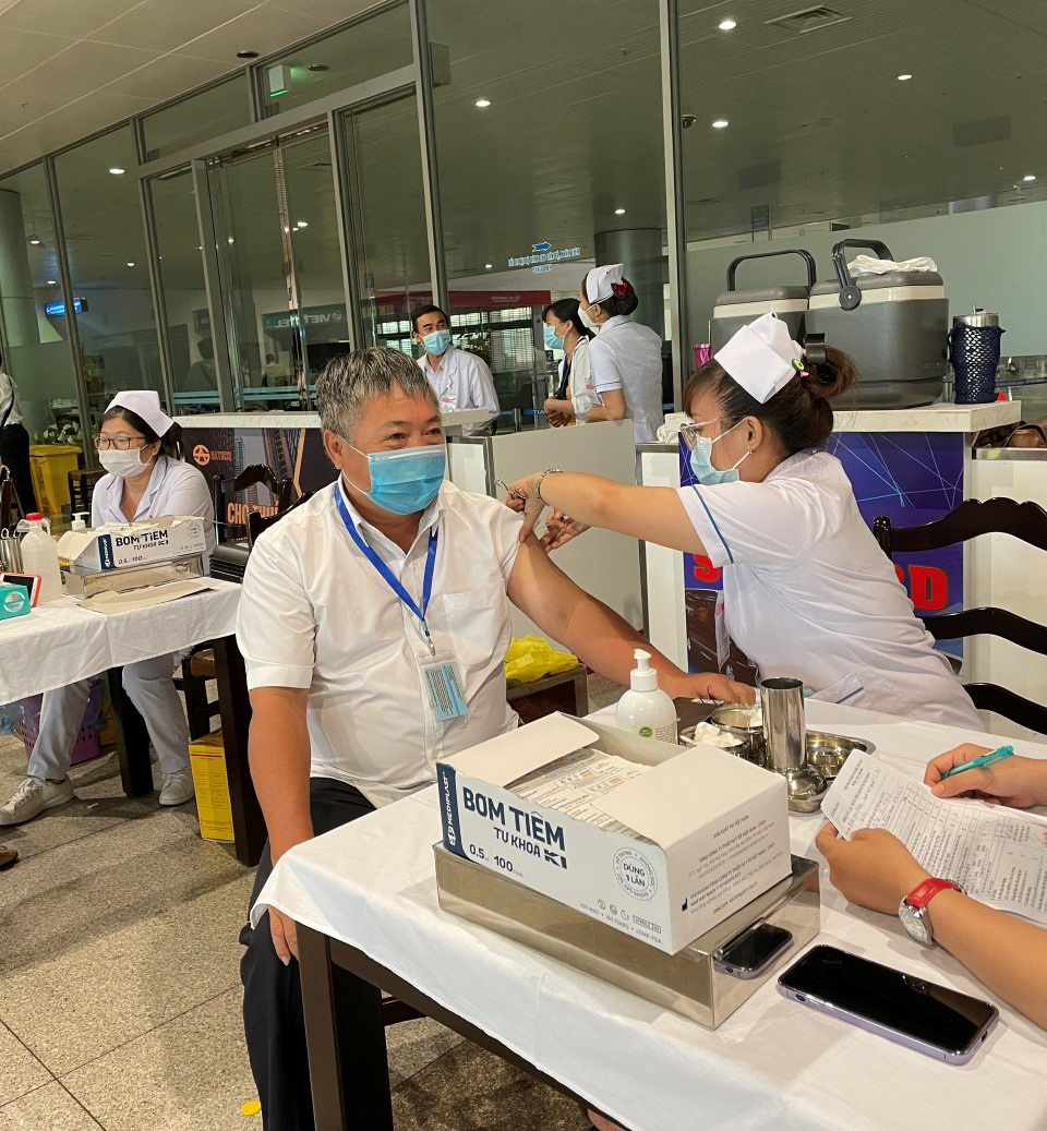 818 cán bộ, nhân viên Cảng hàng không quốc tế Tân Sơn Nhất được tiêm vắc xin phòng Covid-19 - Ảnh 1.
